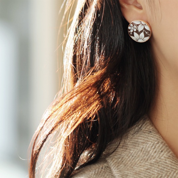 ㆍDesigned by Namheeㆍ Flower Gardening Sardonyx Shell Cameo Unbalance Earrings 18K 플라워 가드닝 사도닉스 셸 카메오 언밸런스 귀걸이