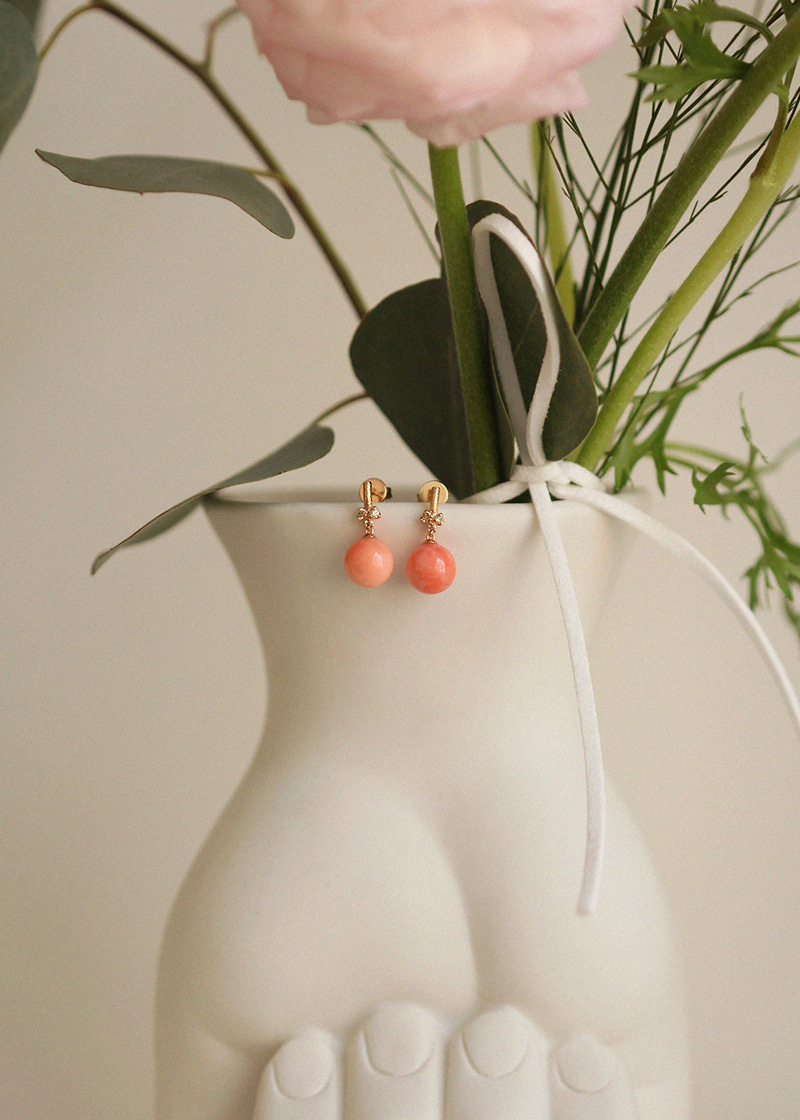 Cognac Diamond, Ball Pink Coral Liji Earrings 18K 꼬냑 다이아몬드, 공 핑크 산호 리지 귀걸이