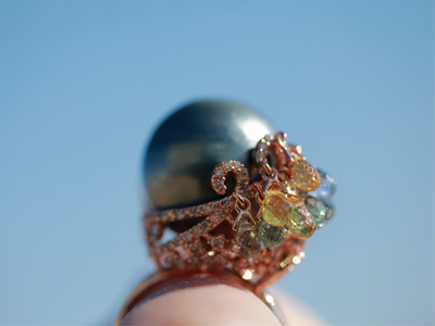 Fancy Sapphire, Cognac Diamond, Tahitian Black Pearl Rainbow Ring 18K 팬시 사파이어, 꼬냑 다이아몬드, 타히티 흑 진주 레인보우 반지