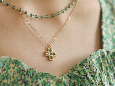 4P Emerald Cross Necklace 18K 4P 에메랄드 십자가 목걸이