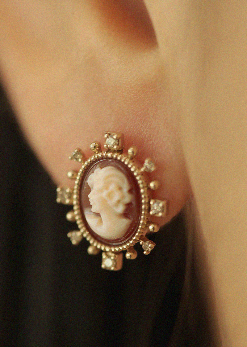 Cognac Diamond, Shell Cameo Village Earrings 18K 꼬냑 다이아몬드, 셸 카메오 빌리지 귀걸이