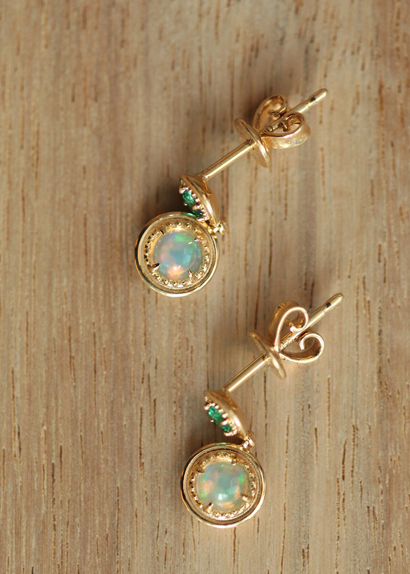 Emerald, Opla Dangle Earrings 18K 에메랄드, 오팔 달랑 귀걸이