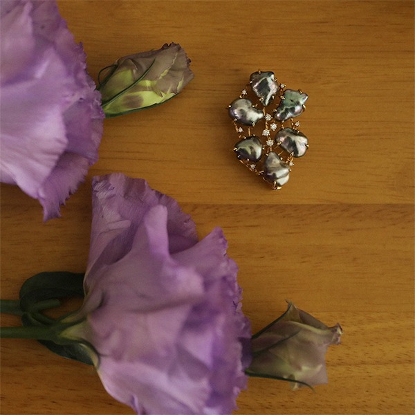 Melee Diamond, Keshi Black Pearl Lotus Pendant &amp; Brooch 18K 멜리 다이아몬드, 케시 흑 진주 로터스 펜던트 &amp; 브로치